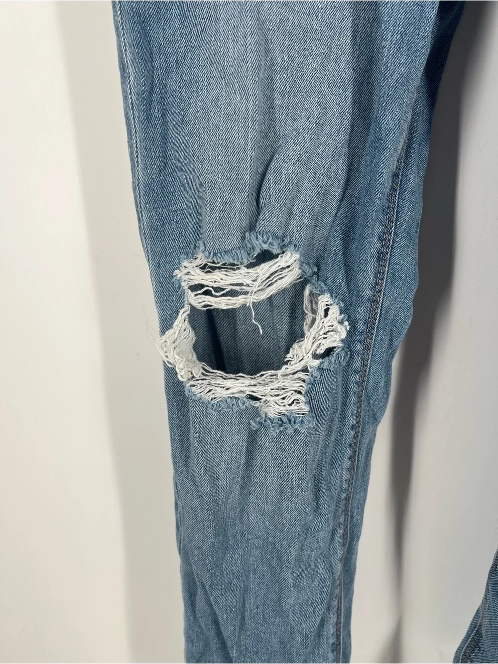 American Eagle Outfitters Women's Light Blue Distressed Mom Jeans Size 4 Regular - Picture 4 of 9